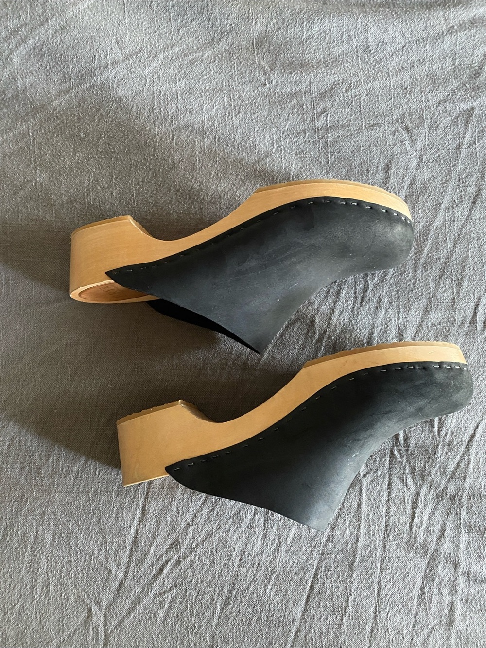 Bryr Black Leather Slip-On Women's Clogs - Picture 3 of 5